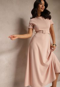 Renee - Różowa Sukienka o Rozkloszowanym Kroju z Ozdobnym Paskiem Desiliena. Okazja: na co dzień. Kolor: różowy. Materiał: denim. Typ sukienki: rozkloszowane. Styl: klasyczny, elegancki, casual #3