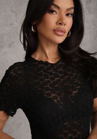 Renee - Czarne Body z Koronki o Dopasowanym Kroju z Krótkim Rękawem Adradina. Okazja: na co dzień. Kolor: czarny. Materiał: koronka. Długość rękawa: krótki rękaw. Długość: krótkie. Wzór: koronka. Sezon: lato. Styl: casual #8