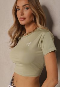 Renee - Jasnozielony T-shirt Crop Top z Ozdobną Literką Kolesira. Okazja: na co dzień. Kolor: zielony. Materiał: jeans. Styl: sportowy, casual, elegancki, klasyczny