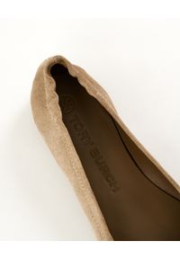 Tory Burch - TORY BURCH - Brązowe baleriny Minnie Travel Ballet. Nosek buta: okrągły. Kolor: brązowy. Materiał: guma, zamsz. Styl: klasyczny #6