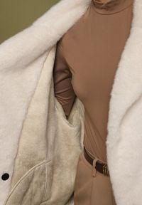 Born2be - Biała Kurtka Futerko o Dwurzędowym Kroju Oversize Nalizana. Okazja: na co dzień. Kolor: biały. Materiał: futro. Długość rękawa: długi rękaw. Długość: długie. Styl: casual, elegancki #4
