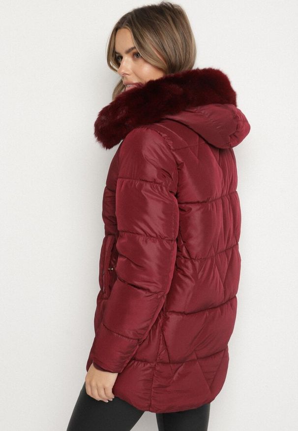Born2be - Bordowa Pikowana Kurtka o Pudełkowym Kroju z Kapturem z Futerkiem Rearria. Okazja: na co dzień. Typ kołnierza: kaptur. Kolor: czerwony. Materiał: futro. Sezon: zima. Styl: klasyczny, casual