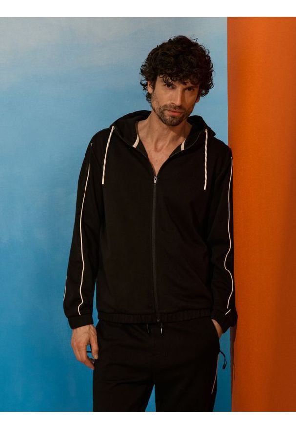 Sinsay - Rozpinana bluza z kapturem - czarny. Typ kołnierza: kaptur. Kolor: czarny