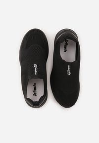 Born2be - Czarne Wsuwane Buty Sportowe Sneakersy z Siateczkową Cholewką Luthro. Okazja: na co dzień. Zapięcie: bez zapięcia. Kolor: czarny. Materiał: jeans. Szerokość cholewki: normalna #5