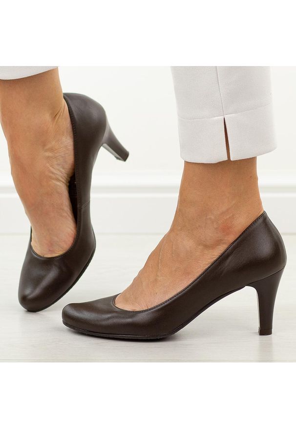 Brązowe Polskie czółenka damskie Gregors 465. Okazja: na spotkanie biznesowe, na ślub cywilny, na wesele, na imprezę. Kolor: brązowy. Materiał: skóra. Szerokość cholewki: normalna. Obcas: na szpilce. Styl: biznesowy, elegancki, klasyczny, wizytowy