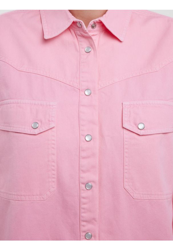 Big-Star - Koszula damska jeansowa z efektem sprania różowa Zola 600. Okazja: na co dzień. Typ kołnierza: kołnierzyk klasyczny. Kolor: różowy. Materiał: jeans. Styl: klasyczny, elegancki, casual