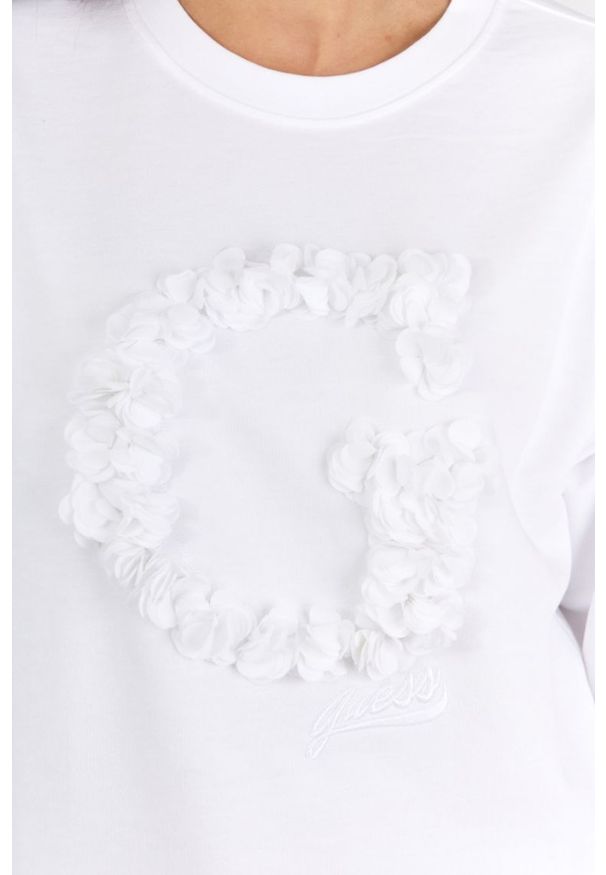 Guess - GUESS Biała bluza damska z literką g obszytą płatkami. Kolor: biały. Materiał: bawełna. Wzór: aplikacja