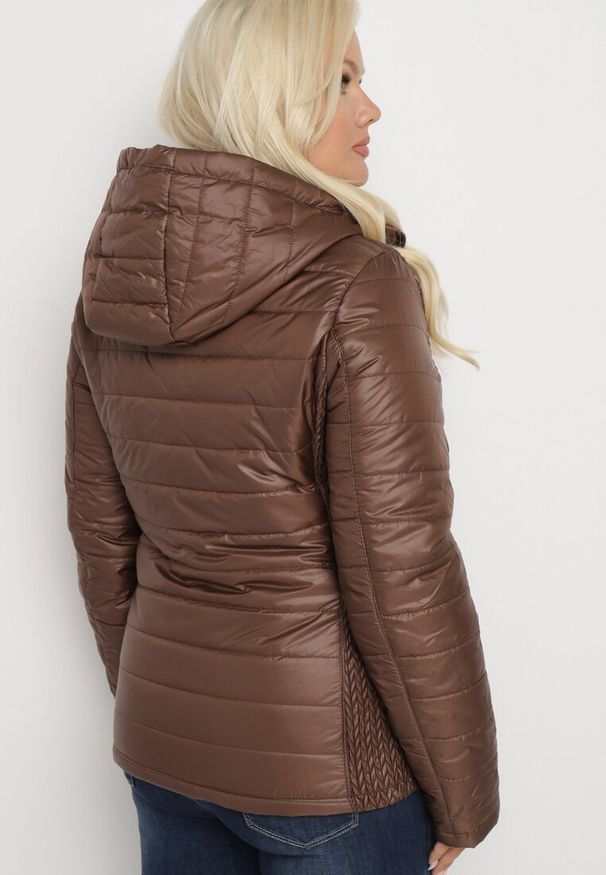 Born2be - Brązowa Pikowana Kurtka z Opinanym Kapturem i Wstawkami z Gumek Terilinde. Okazja: na spacer. Kolekcja: plus size. Kolor: brązowy. Materiał: jeans