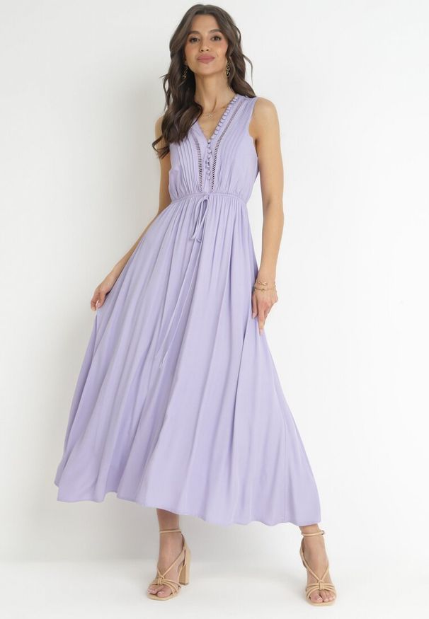 Born2be - Fioletowa Wiskozowa Sukienka Maxi z Gumką w Pasie i Ozdobnym Dekoltem Nashira. Kolor: fioletowy. Materiał: wiskoza. Sezon: wiosna, lato. Długość: maxi