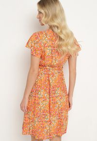 Born2be - Pomarańczowa Wiskozowa Kopertowa Sukienka Wiązana Materiałowym Sznurkiem z Gumką w Talii Zanlea. Typ kołnierza: dekolt w kształcie V. Kolor: pomarańczowy. Materiał: wiskoza, materiał. Długość rękawa: krótki rękaw. Sezon: lato. Typ sukienki: kopertowe #3