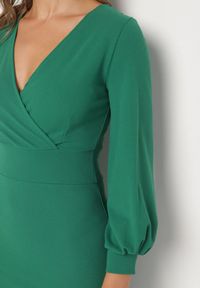 Born2be - Zielona Ołówkowa Sukienka z Kopertowym Dekoltem i Bufiastymi Rękawami Ertellia. Okazja: na ślub cywilny, na wesele, na randkę. Typ kołnierza: dekolt kopertowy. Kolor: zielony. Typ sukienki: ołówkowe, kopertowe. Styl: klasyczny #6