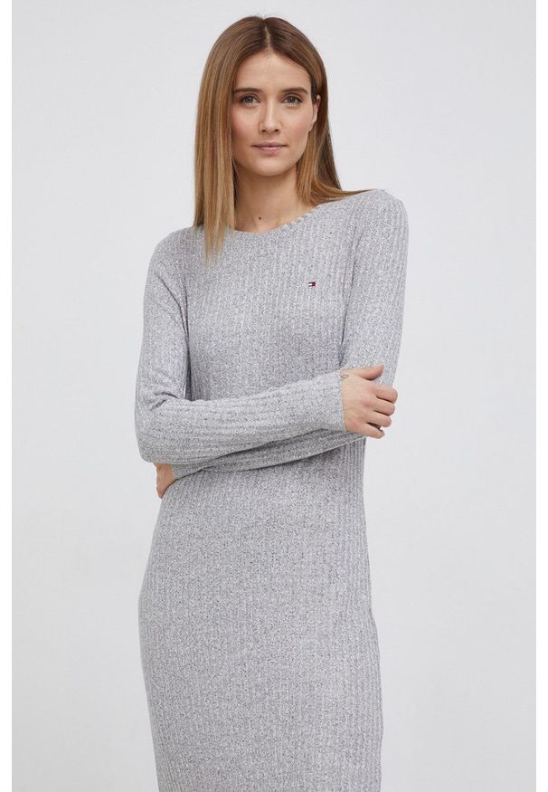 TOMMY HILFIGER - Tommy Hilfiger Sukienka kolor szary midi dopasowana. Kolor: szary. Materiał: włókno, dzianina. Typ sukienki: dopasowane. Długość: midi