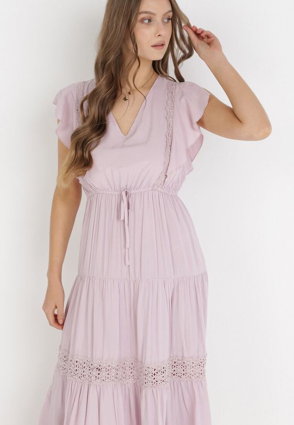 Born2be - Jasnoróżowa Sukienka Cileis. Typ kołnierza: kołnierz z falbankami. Kolor: różowy. Materiał: wiskoza, koronka. Długość rękawa: krótki rękaw. Wzór: geometria. Długość: maxi