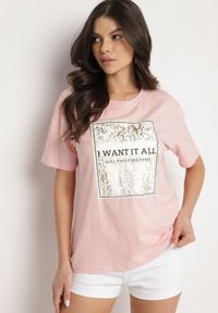 Born2be - Różowy Bawełniany T-shirt Ozdobiony Nadrukiem Nelltaria. Okazja: na co dzień. Kolor: różowy. Materiał: bawełna. Wzór: aplikacja, nadruk. Sezon: lato, wiosna. Styl: elegancki, casual #1