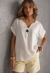 Renee - Biała Bluzka z Lnem i Wiskozą o Nietoperzowym Kroju z Krótkim Rękawem Herira. Okazja: na co dzień. Typ kołnierza: dekolt w serek. Kolor: biały. Długość: krótkie. Wzór: aplikacja. Materiał: wiskoza, len. Długość rękawa: krótki rękaw. Sezon: lato. Styl: casual, elegancki #8