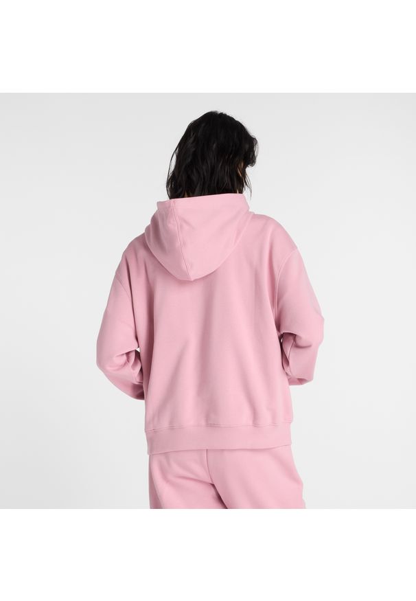 Bluza damska New Balance WT41507PTF – różowa. Okazja: na co dzień. Typ kołnierza: kaptur. Kolor: różowy. Materiał: poliester, dresówka, prążkowany, bawełna. Styl: casual, klasyczny