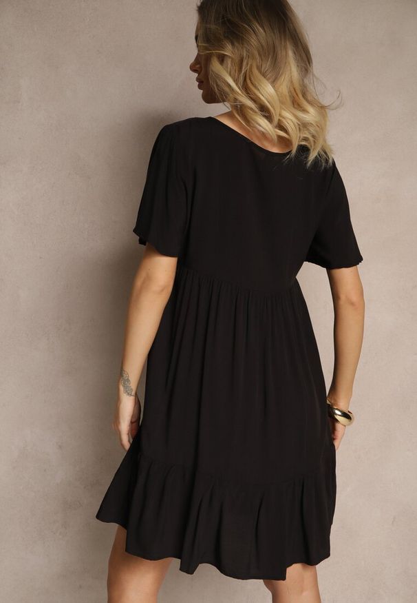 Renee - Czarna Bawełniana Sukienka Rozkloszowana z Wiązaniem przy Dekolcie Mepova. Okazja: na co dzień. Kolor: czarny. Materiał: bawełna. Styl: klasyczny, casual