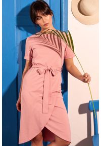 BE - Bawełniana ołówkowa sukienka z asymetrycznym dołem. Materiał: bawełna. Typ sukienki: ołówkowe, asymetryczne. Długość: midi #1