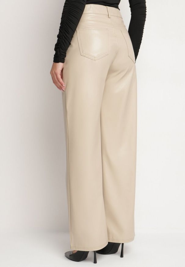 Born2be - Beżowe Spodnie o Szerokim Kroju z Wysokim Stanem z Ekoskóry Enadria. Okazja: na co dzień. Stan: podwyższony. Kolor: beżowy. Sezon: zima. Styl: elegancki, casual, klasyczny