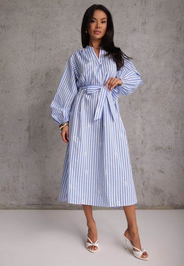 Renee - Niebieska Bawełniana Sukienka o Pudełkowym Kroju z Haftem i Wiązanym Paskiem Guineney. Okazja: na co dzień. Kolor: niebieski. Materiał: bawełna. Wzór: haft. Typ sukienki: proste. Styl: casual, klasyczny