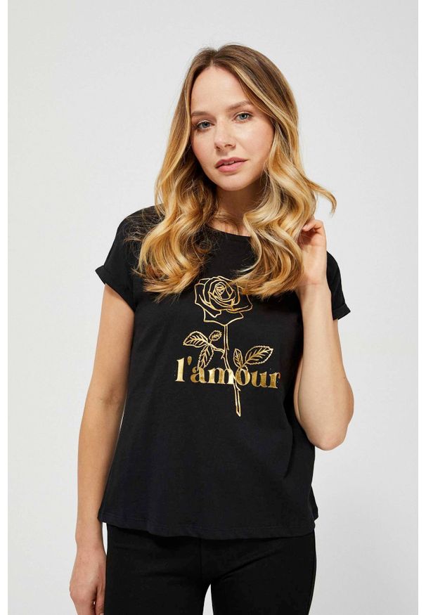 MOODO - T-shirt z napisem. Typ kołnierza: dekolt w łódkę. Materiał: bawełna, poliester. Długość rękawa: krótki rękaw. Długość: krótkie. Wzór: napisy