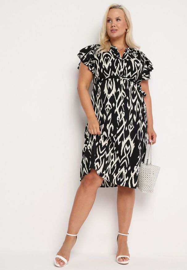 Born2be - Czarno-Biała Rozkloszowana Sukienka z Krótkim Rękawem Zwężana w Talii Ezeviana. Okazja: na co dzień. Kolor: czarny. Materiał: tkanina. Długość rękawa: krótki rękaw. Sezon: lato. Typ sukienki: proste. Styl: casual, klasyczny