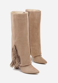 Renee - Ciemnobeżowe Kozaki na Słupkowym Obcasie z Cholewką Imitującą Nogawkę z Frędzlami Linafela. Kolor: beżowy. Materiał: koronka, zamsz. Szerokość cholewki: normalna. Obcas: na obcasie. Styl: elegancki. Wysokość obcasa: średni #3