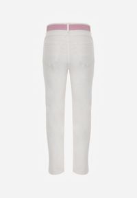 Renee - Białe Jeansy Mom Fit z Wiskozą i BawełnąOzdobione Paskiem i Chustą Hetilaine. Okazja: na co dzień. Kolor: biały. Wzór: aplikacja. Styl: casual, elegancki #4