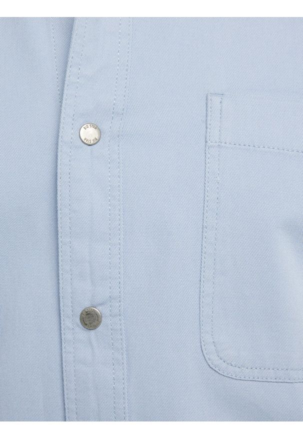 Big-Star - Koszula męska typu worker niebieska Gowis 401. Okazja: na imprezę, do pracy. Typ kołnierza: kołnierzyk klasyczny. Kolor: niebieski. Materiał: jeans, bawełna, tkanina. Wzór: ze splotem. Styl: elegancki, klasyczny