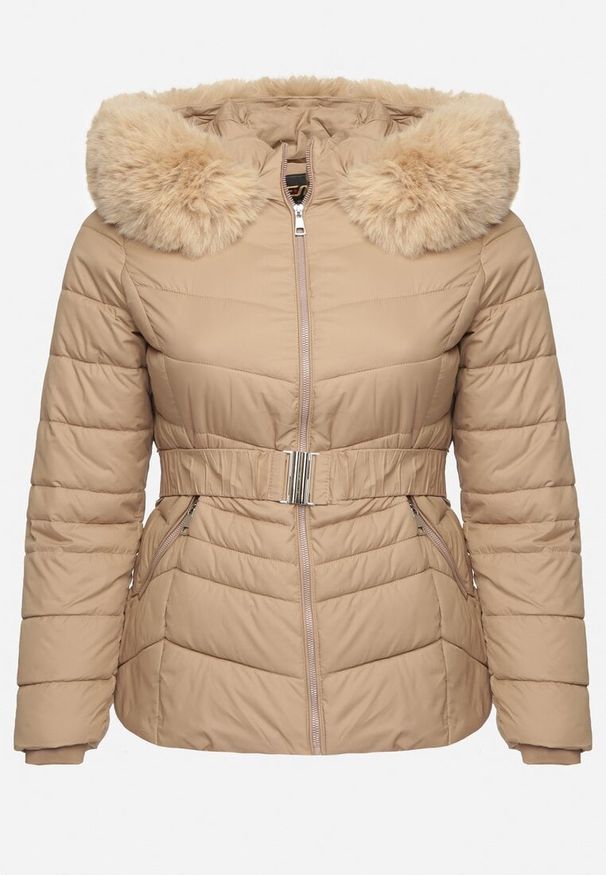 Born2be - Ciemnobeżowa Pikowana Kurtka Zimowa z Paskiem i Kapturem z Futrem z Możliwością Odpięcia Toriella. Okazja: na co dzień. Kolekcja: plus size. Kolor: beżowy. Długość: długie. Wzór: aplikacja. Materiał: futro. Długość rękawa: długi rękaw. Sezon: zima. Styl: elegancki, wizytowy, casual