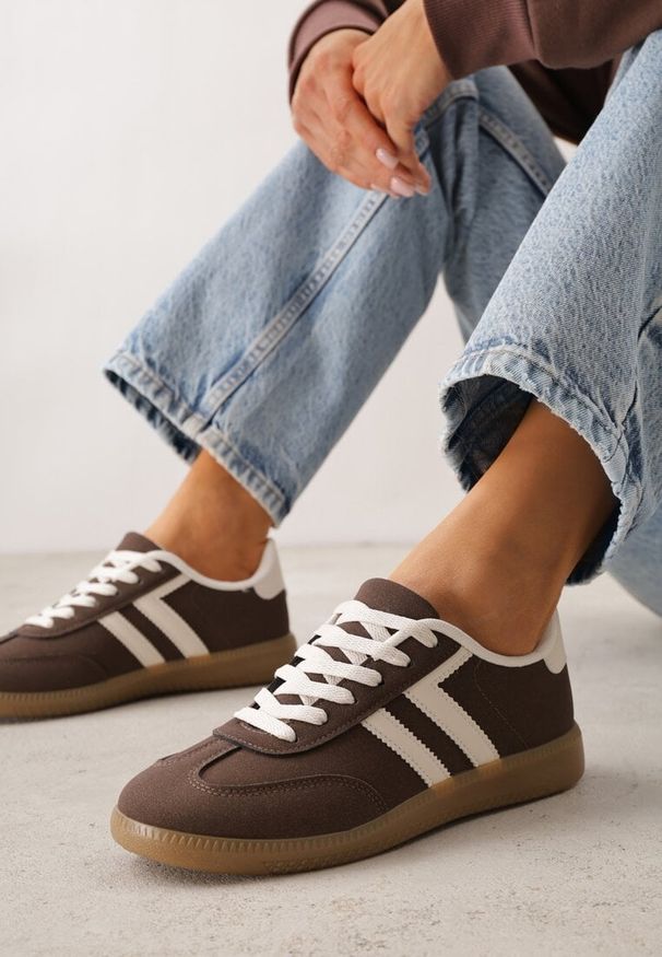 Renee - Brązowe Sneakersy Typu Klasyczne Tenisówki Kilice. Okazja: na co dzień, na randkę. Kolor: brązowy. Materiał: satyna, koronka