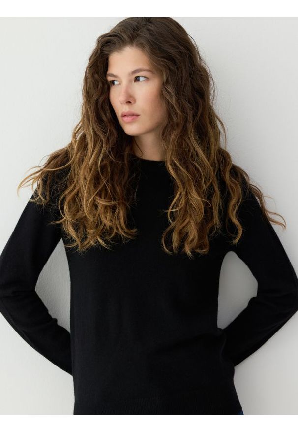 Reserved - Wełniany sweter z dodatkiem kaszmiru - czarny. Kolor: czarny. Materiał: wełna, kaszmir