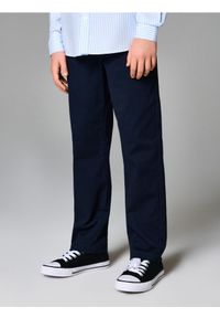Sinsay - Jeansy chino z regulacją w pasie - granatowy. Kolor: niebieski