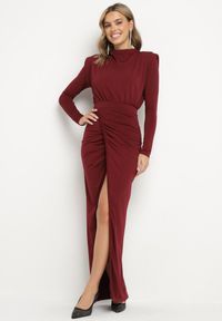 Born2be - Bordowa Koktajlowa Sukienka o Dopasowanym Kroju z Marszczeniem Besel. Kolor: czerwony. Styl: wizytowy #6