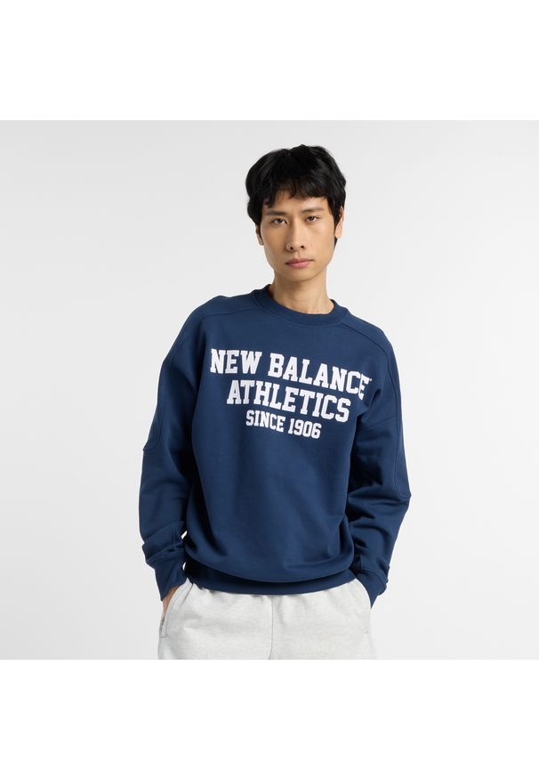 Bluza męska New Balance MT51521NNY – granatowa. Kolor: niebieski. Materiał: bawełna, materiał. Wzór: napisy