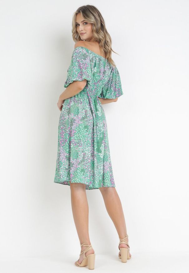 Born2be - Zielona Wiskozowa Sukienka Midi z Hiszpańskim Dekoltem i Gumką w Talii Wilmanu. Kolor: zielony. Materiał: wiskoza. Długość: midi