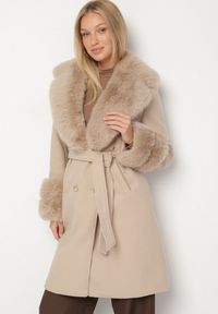 Born2be - Beżowy Elegancki Płaszcz o Dwurzędowym Kroju z Futerkiem Landrie. Okazja: na co dzień. Kolor: beżowy. Materiał: futro. Styl: elegancki