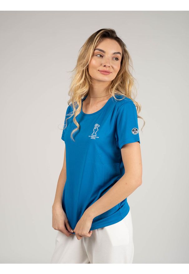 North Sails X Prada T-shirt "Foehn" | 45 2505 000 | T-shirt Foehn | Kobieta | Niebieski. Okazja: na co dzień. Kolor: niebieski. Materiał: poliester. Wzór: napisy, aplikacja, nadruk. Styl: casual