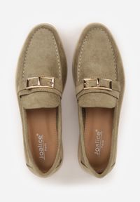 Renee - Zielone Mokasyny Ozdobione Metaliczną Klamrą Murielori. Nosek buta: okrągły. Zapięcie: klamry. Kolor: zielony. Materiał: skóra, zamsz. Wzór: aplikacja. Obcas: na obcasie. Wysokość obcasa: niski #6