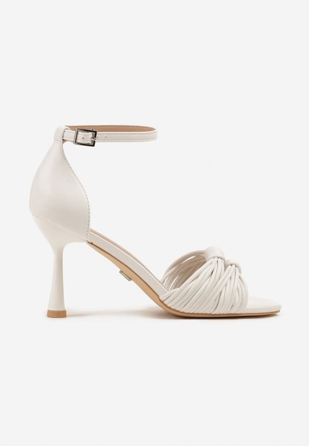 Renee - Białe Sandały na Szpilce Vices Ozdobione Supełkami Saromelle. Okazja: na randkę, na imprezę. Zapięcie: sprzączka. Kolor: biały. Wzór: aplikacja. Sezon: lato. Obcas: na szpilce. Styl: klasyczny, elegancki. Wysokość obcasa: średni