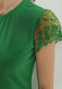 Born2be - Zielona Dopasowana Sukienka z Koronkowym Rękawkiem Cidariana. Okazja: na imprezę. Kolor: zielony. Materiał: koronka. Długość rękawa: krótki rękaw. Styl: klasyczny, elegancki