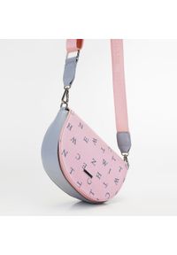 Wittchen - Damska listonoszka saddle bag w litery. Kolor: różowy. Wzór: nadruk, paski, gładki. Materiał: skórzane. Styl: elegancki, klasyczny. Rodzaj torebki: na ramię #4