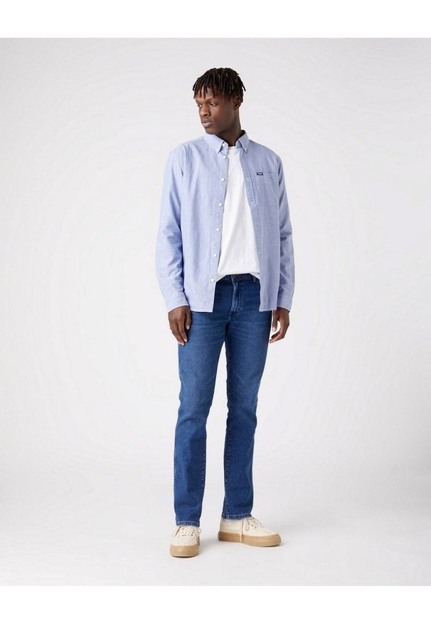 Wrangler - WRANGLER LS 1 PKT BUTTON DOWN MĘSKA KOSZULA MATERIAŁOWA MATERIAŁ BLUE TINT W5B1BMX7K 112320866. Typ kołnierza: button down. Materiał: materiał