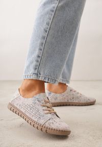 Born2be - Beżowo-Różowe Skórzane Sneakersy w Kwiaty z Ażurowym Wzorem Rionela. Zapięcie: sznurówki. Kolor: beżowy. Materiał: skóra. Wzór: ażurowy, kwiaty. Sezon: lato #1