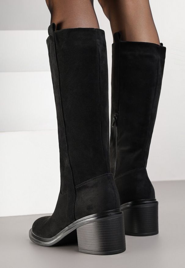 Renee - Czarne Kozaki Oficerki Vices na Obcasie Zdobione Paskami przy Cholewce Giorela. Zapięcie: pasek. Kolor: czarny. Materiał: futro, skóra. Szerokość cholewki: normalna. Wzór: aplikacja. Obcas: na obcasie. Styl: klasyczny. Wysokość obcasa: średni