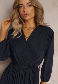 Renee - Granatowa Kopertowa Sukienka z Gumką i Paskiem w Talii Zdobiona Plisowaniem Kaylina. Kolekcja: plus size. Kolor: niebieski. Wzór: aplikacja. Typ sukienki: kopertowe #5
