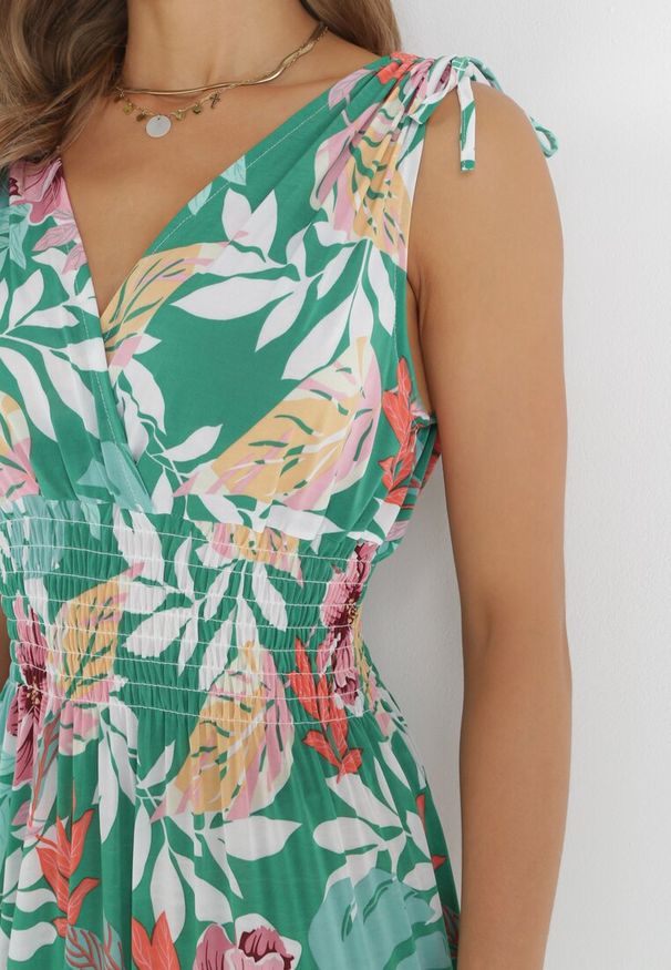 Born2be - Zielona Sukienka w Kwiaty z Gumką w Pasie Dionothy. Kolor: zielony. Wzór: kwiaty