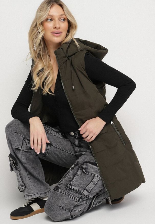 Born2be - Ciemnozielona Pikowana Kamizelka z Odpinanym Kapturem na Suwak Wykończona Sznurkami Zeneria. Okazja: na co dzień. Kolor: zielony. Styl: casual, elegancki