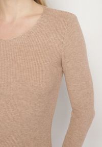 Born2be - Ciemnobeżowy Dopasowany Sweter z Prążkowanej Dzianiny z Bawełną z Dekoltem w Serek Tesma. Okazja: na co dzień. Typ kołnierza: dekolt w serek. Kolor: beżowy. Materiał: dzianina, bawełna, prążkowany. Długość rękawa: długi rękaw. Długość: długie. Styl: elegancki, casual
