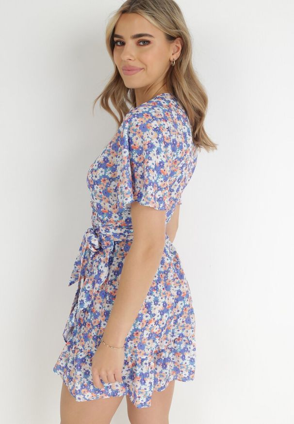 Born2be - Niebieska Sukienka Naririssa. Kolor: niebieski. Materiał: materiał, wiskoza. Wzór: kwiaty, nadruk. Typ sukienki: kopertowe. Styl: retro. Długość: mini